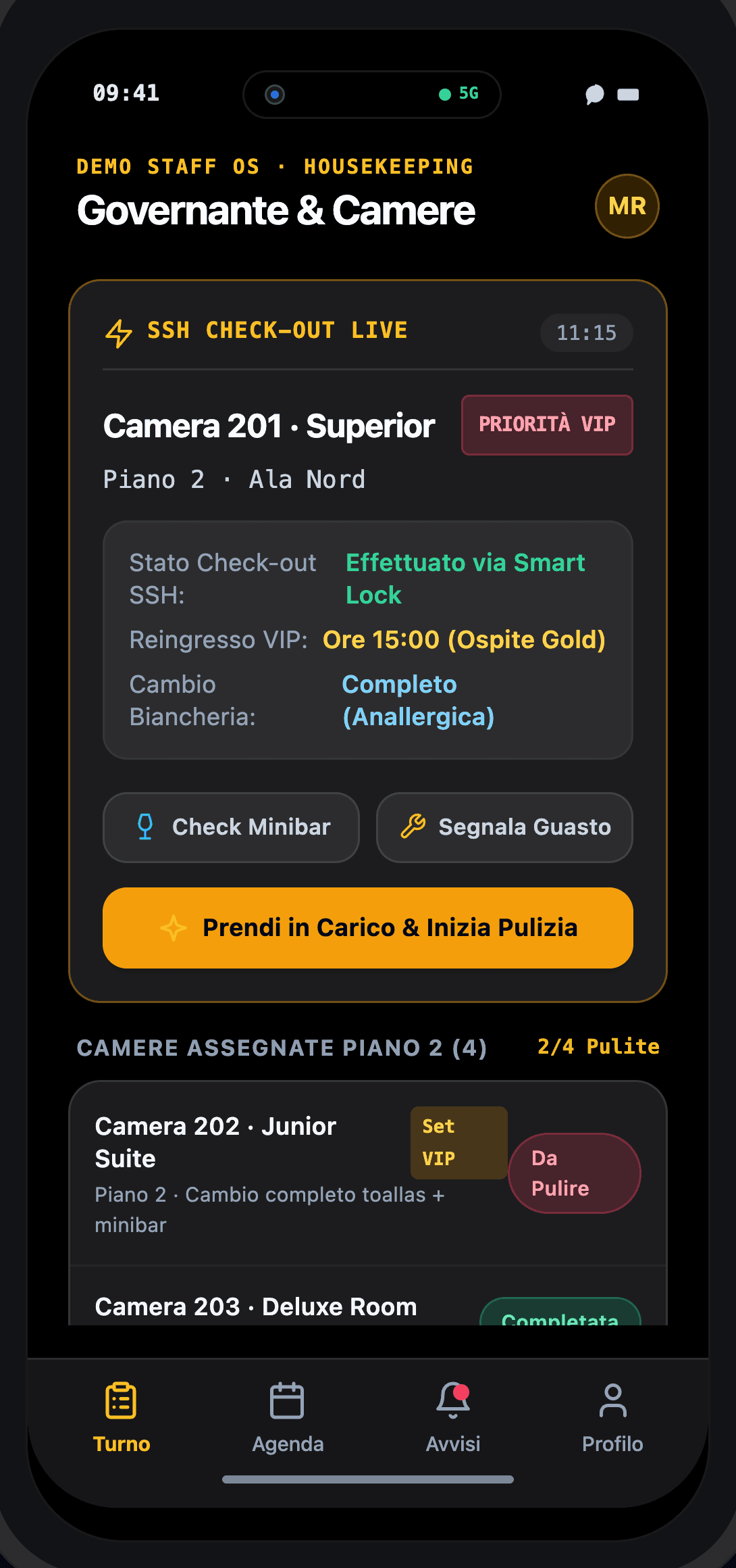 App staff su smartphone: turno della cameriera ai piani con camera da preparare e stato check-out