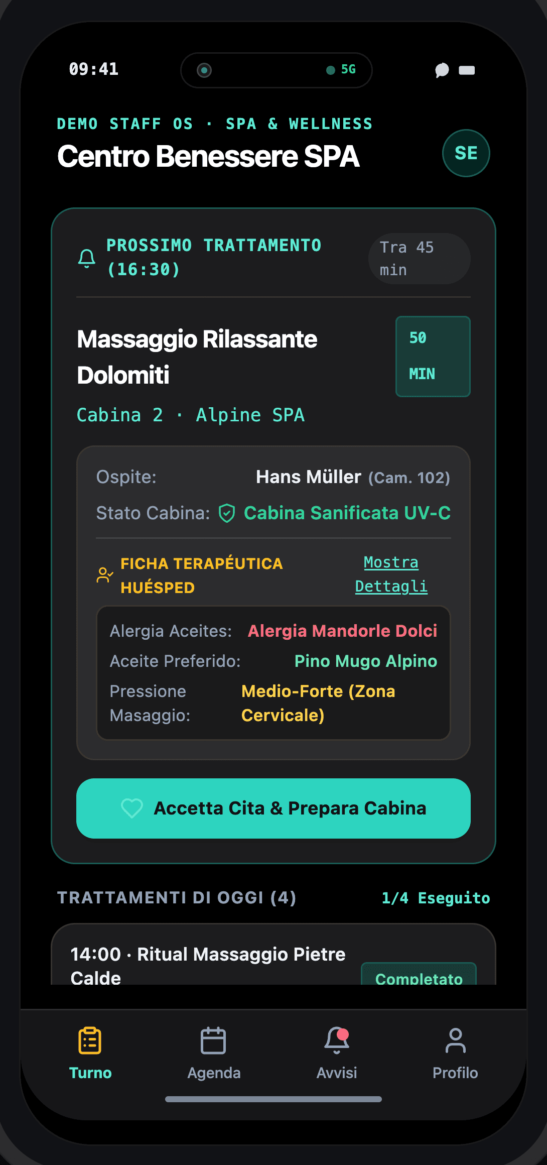 App staff su smartphone: agenda dell'operatrice SPA con prossimo trattamento e scheda ospite