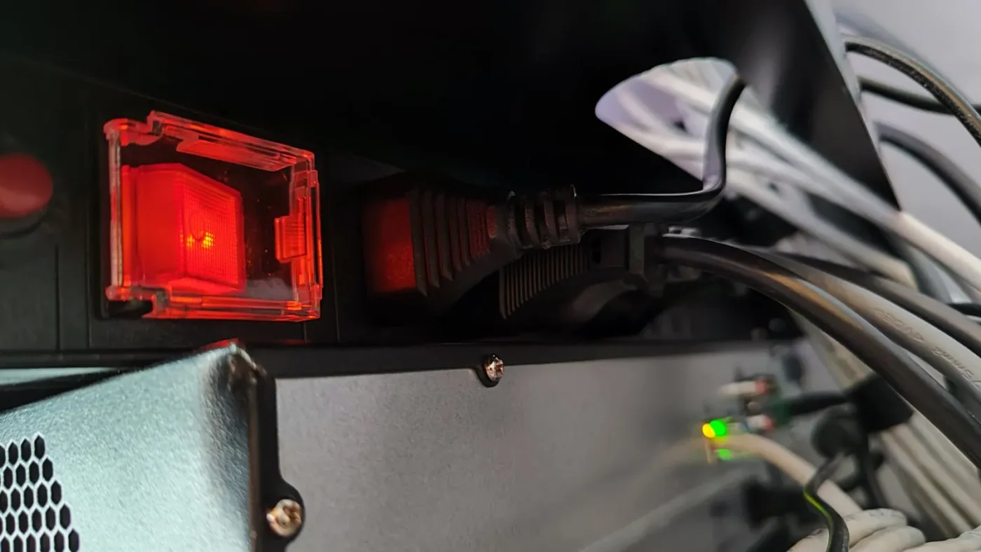 Detalle de un equipo de red encendido, con luces indicadoras y cables conectados