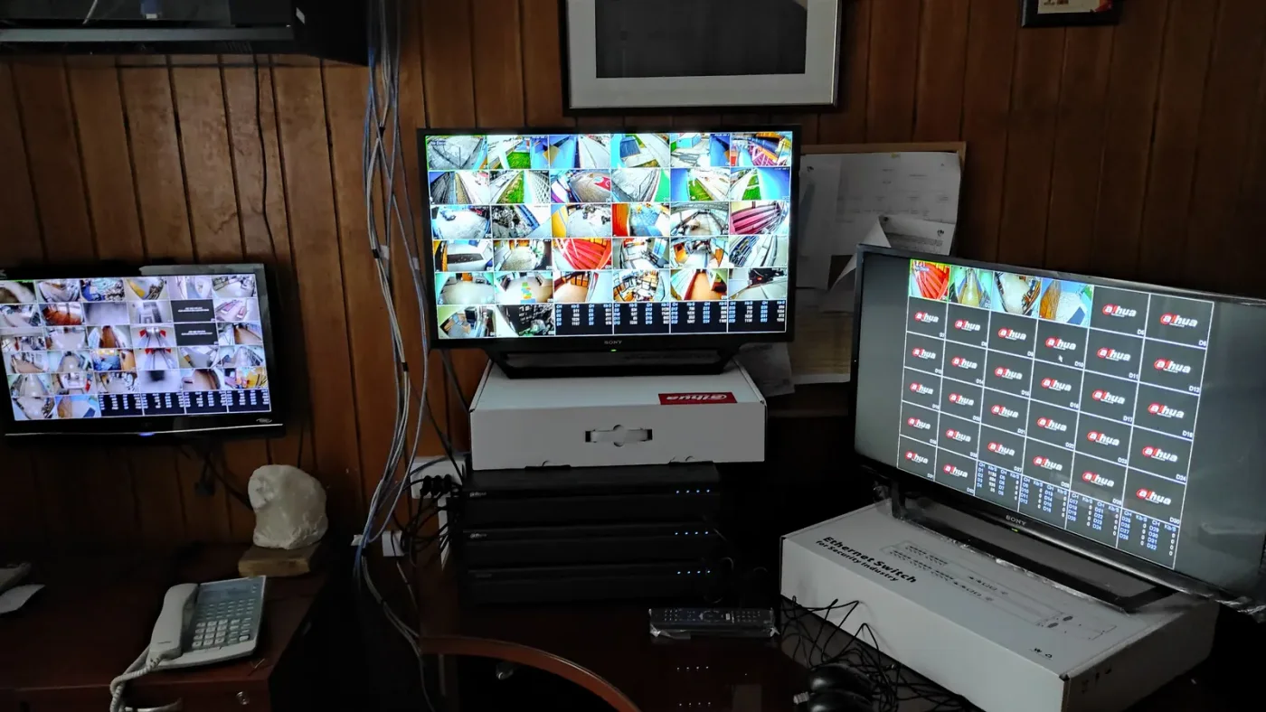 Sala de monitoreo con pantallas de cámaras de seguridad